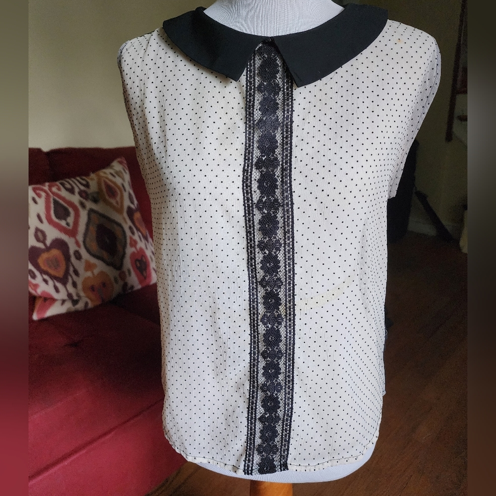 Cream Sleeveless Blouse with Black Peter Pan Collar